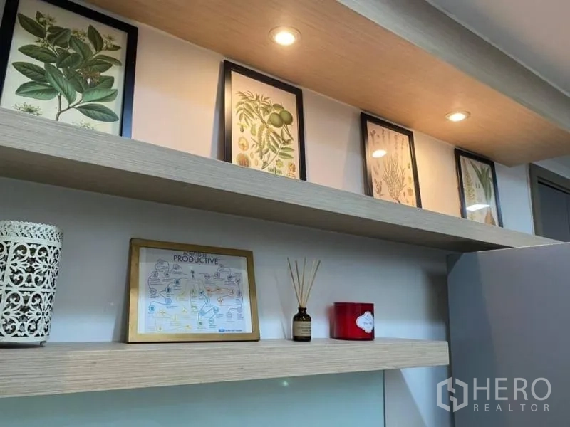 คอนโด ให้เช่าในWatthana, Bangkok - ชั้นลอยตกแต่งด้วยกรอบภาพพฤกษศาสตร์และไฟส่อง