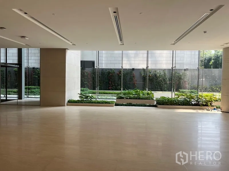 零售空间 出租 - 一层展厅式空间，通高玻璃立面，视野可见景观花园。