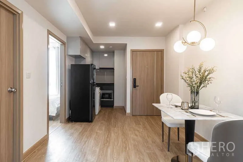 คอนโด ให้เช่า - โถงทางเข้ามีมุมทานอาหารเชื่อมครัวบิวต์อินและห้องนอน