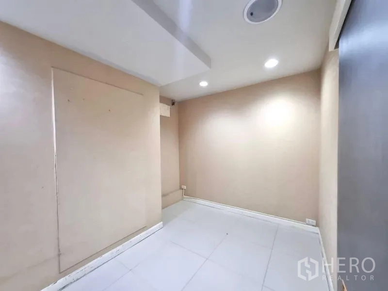 店屋 出租在Watthana, Bangkok - 米色小房，嵌入式照明与整洁地砖。