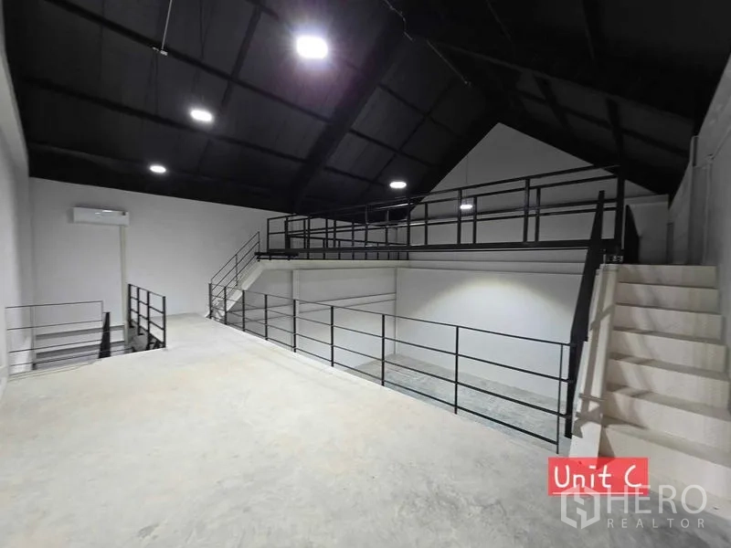 带办公室的家 出租在Chatuchak, Bangkok - 带金属栏杆与楼梯的夹层，挑高拱形屋顶，工业风空间。