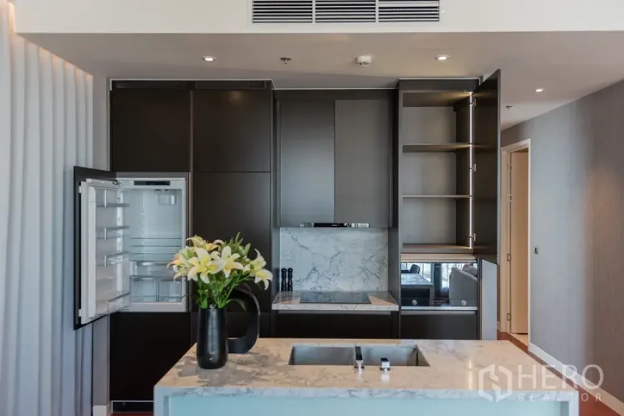 คอนโด ขายในWatthana, Bangkok - ครัวบิลท์อิน ตู้เก็บของเปิดโชว์ ตู้เย็นบิลท์อิน และเกาะหินอ่อน