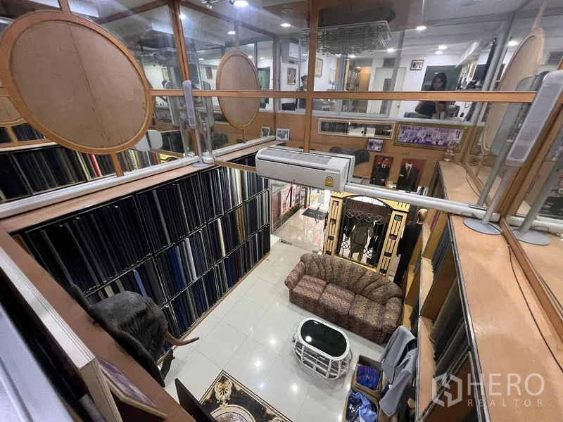 อาคารพาณิชย์ ให้เช่าหรือขายในWatthana, Bangkok - มุมมองชั้นลอยมองลงสู่โชว์รูมเพดานสูง มีผนังจัดแสดงและมุมรับแขก.