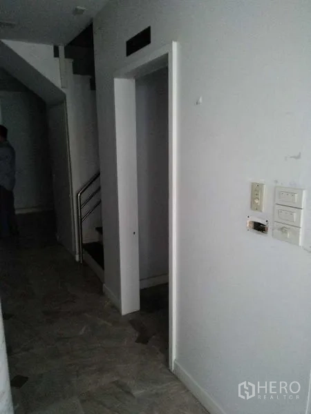 อาคารพาณิชย์ ให้เช่าในKhlong Toei, Bangkok - โถงทางเดินเชื่อมบันไดภายในและประตูห้องในอาคารพาณิชย์.