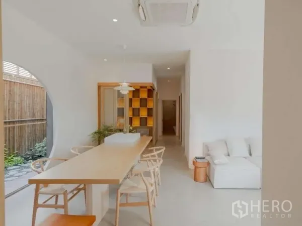 独立式住宅 出售在Bang Phli, Samut Prakan - 长形餐桌与吊灯，弧形开窗面向私家花园