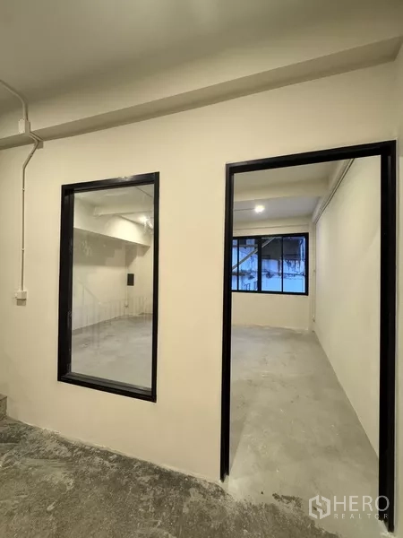 อาคารพาณิชย์ ให้เช่า - ชั้นสำนักงานยาวโล่งพร้อมหน้าต่างบานใหญ่และไฟเพดานหลายดวง