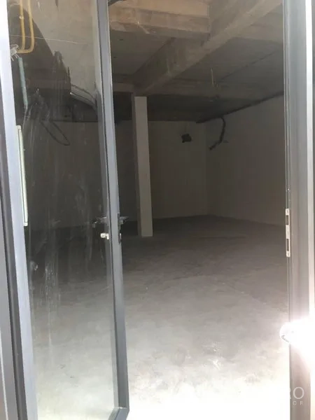 สำนักงาน ให้เช่าในKhlong Toei, Bangkok - ภายในออฟฟิศแบบแปลนโล่ง พื้นคอนกรีต เพดานโชว์งาน มีเสากลางและประตูกระจก ใกล้ BTS พระโขนง