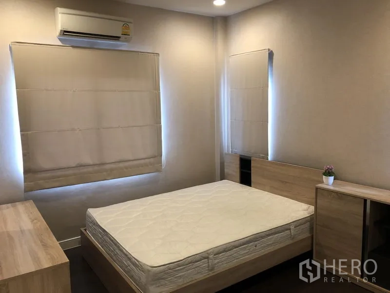 Detached House for rent or sale in Bang Kapi, Bangkok - Air-conditioned bedroom with double bed, wood furniture and blackout blinds.