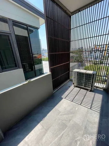 Detached House for rent in Bang Sue, Bangkok - Small balcony with slatted privacy screen and air-conditioning unit.