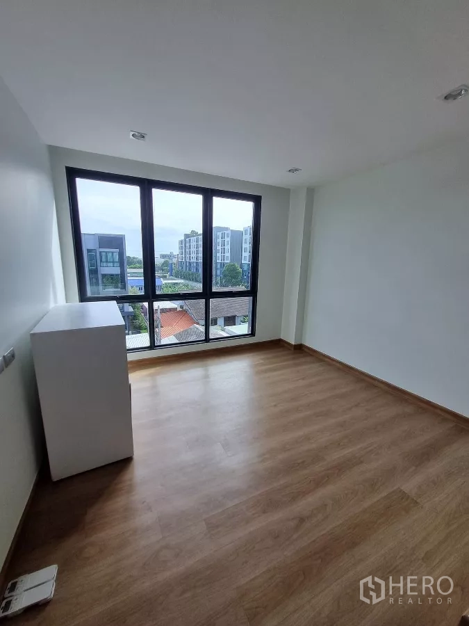 สำนักงานที่บ้าน ให้เช่าในKhlong Toei, Bangkok - ห้องนอนสว่าง ผนังกระจกเต็มบาน มองเห็นวิวเมือง