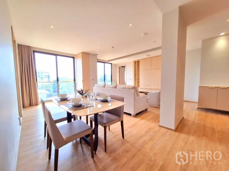 อพาร์ทเมนท์ ให้เช่าในBang Na, Bangkok - มุมรับประทานอาหารข้างระเบียง มองเห็นวิวเมืองสีเขียว พื้นไม้