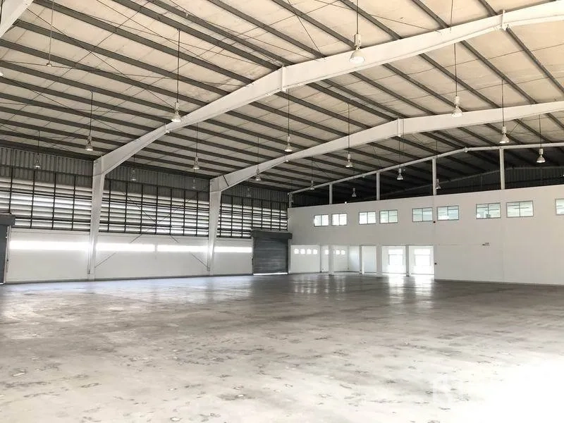 工厂 出租在Bang Pa-in, Phra Nakhon Si Ayutthaya - 大型制造空间，顶灯密布并设多扇卷闸门