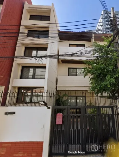 Townhouse for rent in Khlong Toei, Bangkok - Four-storey gated townhouse facade with balconies in Watthana, Bangkok.