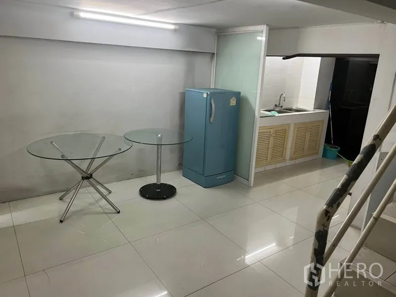 อาคารพาณิชย์ ให้เช่าในBang Rak, Bangkok - ชั้นลอยพร้อมแพนทรี อ่างล้างจาน ตู้เย็น และโต๊ะกระจก