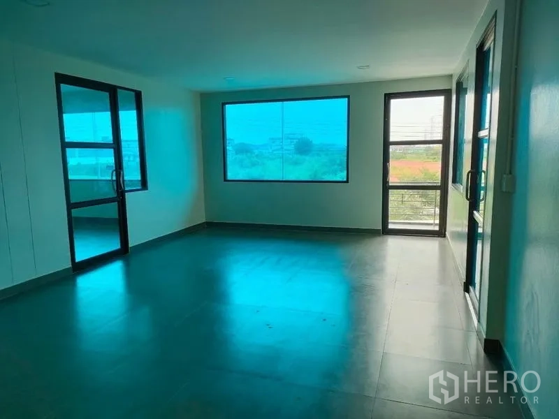工厂 出租在Ban Phaeo, Samut Sakhon - 开放式办公室，大景观窗与通往阳台的门。