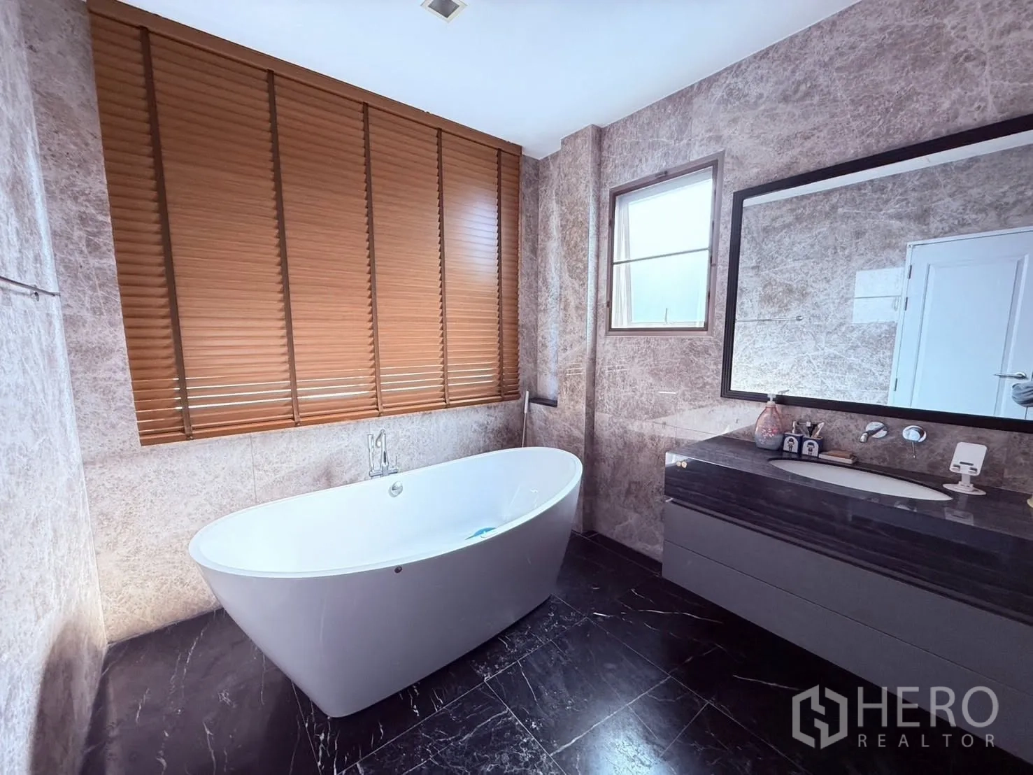 บ้านเดี่ยว for rent or sale in Prawet, Bangkok - ห้องน้ำหรูมีอ่างอาบน้ำลอยตัว ผนังลายหิน และเคาน์เตอร์อ่างล้างหน้า.