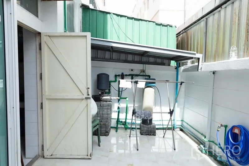 联排别墅 出售 - 私家庭院式工作区，含净水系统与洗衣晾晒空间。