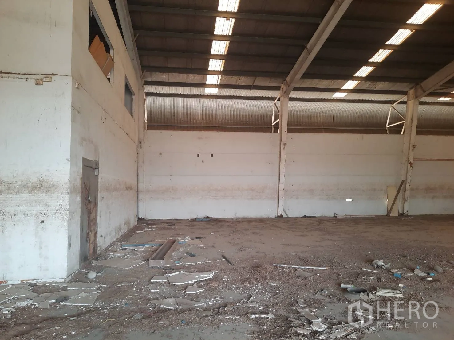 โรงงาน for sale in Bang Pa-in, Phra Nakhon Si Ayutthaya - พื้นคลังสินค้าและผนังทึบ แสดงสภาพพร้อมสำหรับการปรับปรุง