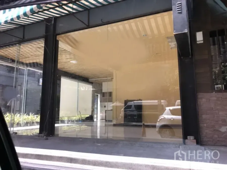 พื้นที่ขายปลีก ให้เช่าในKhlong Toei, Bangkok - พื้นที่ร้านค้าชั้นล่าง หน้ากระจกเต็มบาน มีกันสาดลายทาง และพื้นที่ภายในแบบโอเพ่นในเขตคลองเตย กรุงเทพฯ