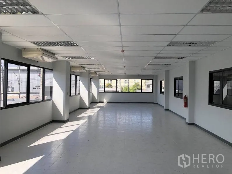 工厂 出租或出售在Bang Sao Thong, Samut Prakan - 二层宽敞办公间，双侧大窗，地砖地面，配空调与充足采光。
