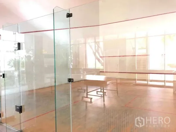 公寓 出租在Sathon, Bangkok - 公寓内玻璃围合的室内壁球场