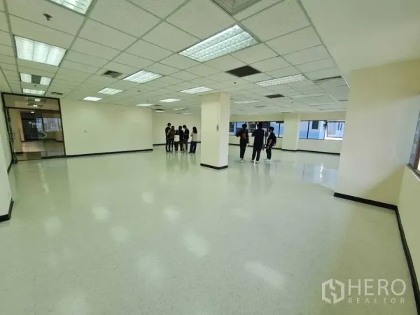 办公空间 出租在Watthana, Bangkok - 宽敞的开放式办公室，格栅吊顶与荧光灯，乙烯基地板，大窗采光充足。