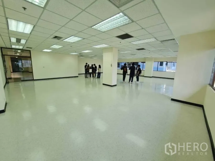 สำนักงาน ให้เช่าในWatthana, Bangkok - ออฟฟิศโล่งกว้าง เพดานทีบาร์พร้อมไฟฟลูออเรสเซนต์ พื้นไวนิล และหน้าต่างบานใหญ่รับแสงธรรมชาติ
