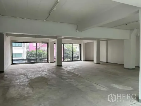 办公空间 出租在Bang Rak, Bangkok - 开放式办公楼层，水泥地面与落地玻璃窗。