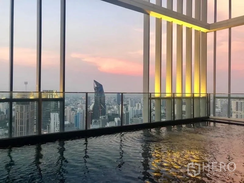 คอนโด ให้เช่าในKhlong Toei, Bangkok - สระว่ายน้ำอินฟินิตี้บนดาดฟ้า มองเห็นวิวเมืองกรุงเทพฯ ยามพระอาทิตย์ตก