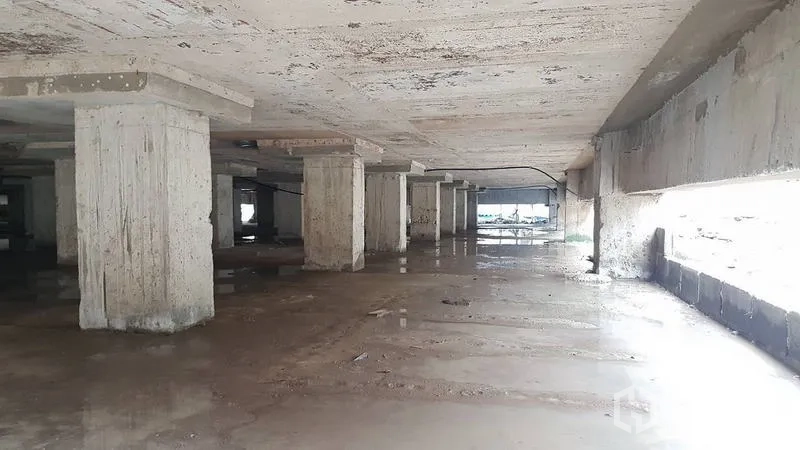 Warehouse for sale in Mueang Nonthaburi, Nonthaburi - Covered under-building storage or parking area with concrete columns.