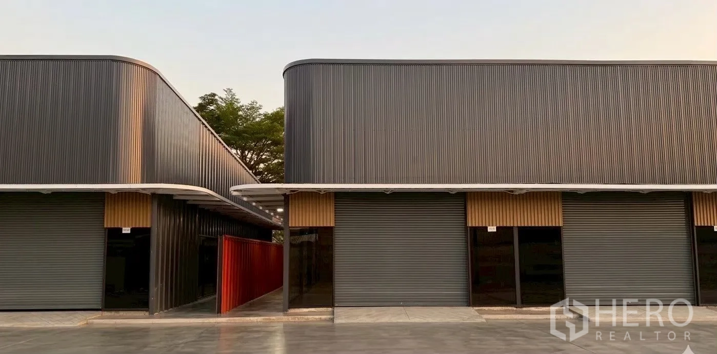 仓库 for rent in Bueng Kum, Bangkok - 仓库立面近景，卷帘门与带雨棚入口。