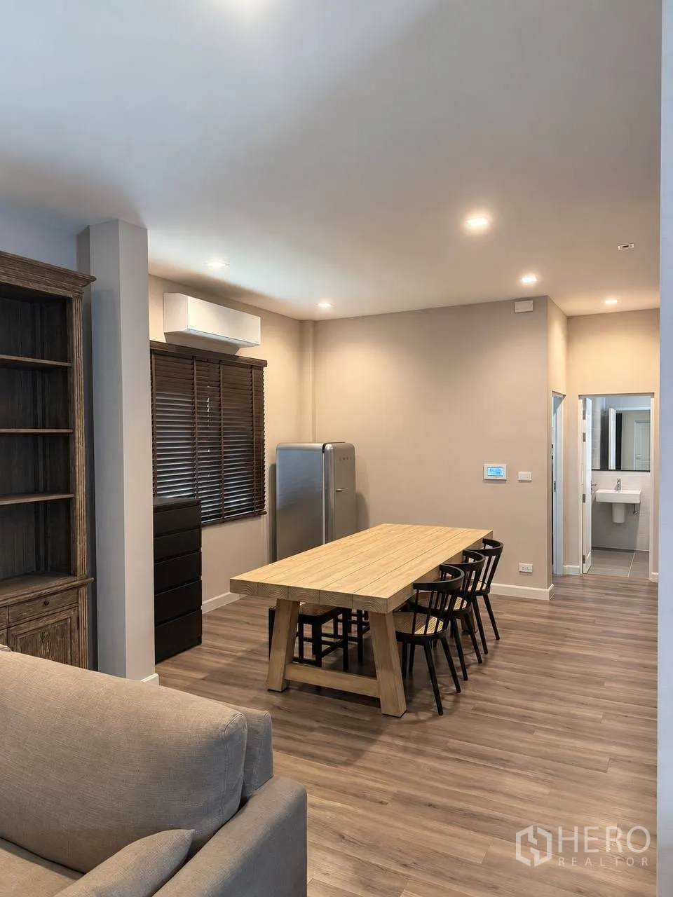บ้านเดี่ยว for sale in Bang Kruai, Nonthaburi - มุมทานอาหารโต๊ะไม้ยาว เก้าอี้สีดำ และตู้เย็นด้านข้าง