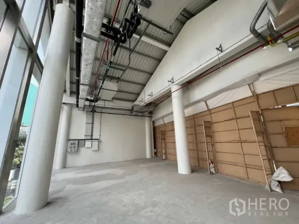 零售空间 出租在Phaya Thai, Bangkok - 高挑零售内景，外露风管与喷淋、结构柱以及高窗立面。