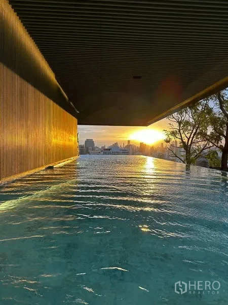 คอนโด ให้เช่าในWatthana, Bangkok - สระว่ายน้ำอินฟินิตี้ริมขอบ มองเห็นวิวเมืองยามพระอาทิตย์ตก