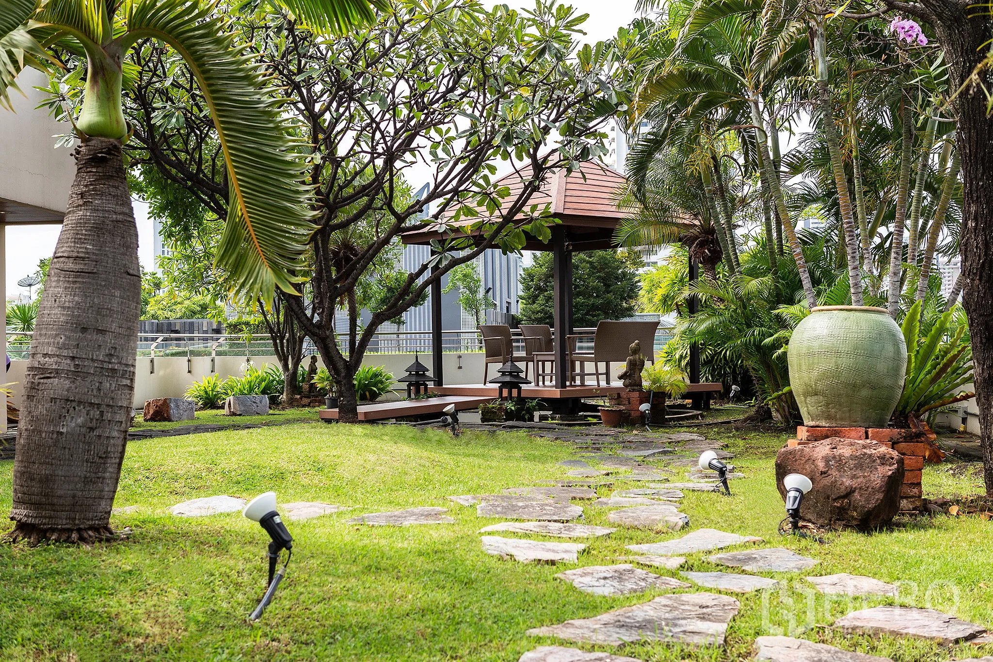 อพาร์ทเมนท์ ให้เช่าในRatchathewi, Bangkok - สวนดาดฟ้าที่มีศาลานั่งเล่น พืชทรอปิคัล และวิวเมือง ย่านอโศก