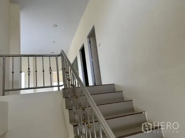 คลังสินค้า ให้เช่าในMueang Samut Sakhon, Samut Sakhon - บันไดสแตนเลสลูกกรงลวดลาย นำขึ้นสู่ชั้นบนของอาคารสำนักงาน