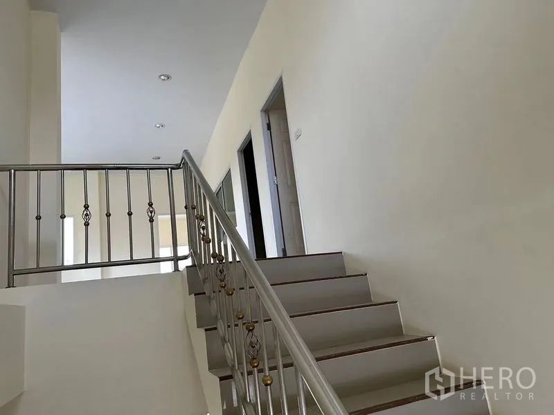 คลังสินค้า ให้เช่าในMueang Samut Sakhon, Samut Sakhon - บันไดสแตนเลสลูกกรงลวดลาย นำขึ้นสู่ชั้นบนของอาคารสำนักงาน