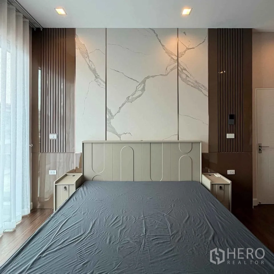 Detached House for rent in Bang Phli, Samut Prakan - Master bed with marble-effect feature wall and accent lighting.