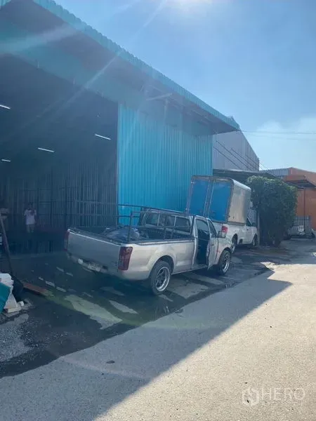 货栈 出租在Bueng Kum, Bangkok - 临街通道通往仓库，带顶棚的装卸位，适合皮卡与送货面包车