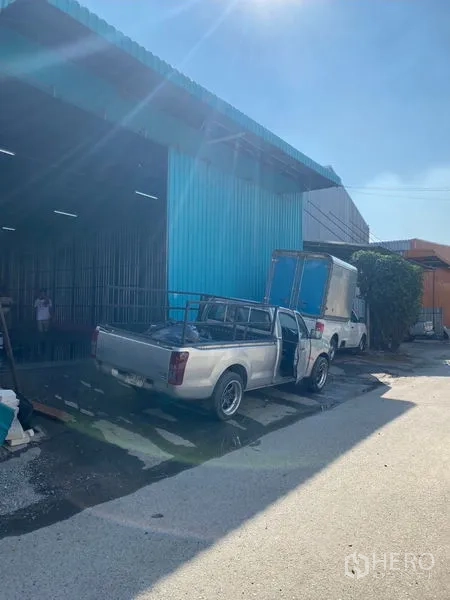 货栈 出租在Bueng Kum, Bangkok - 临街通道通往仓库，带顶棚的装卸位，适合皮卡与送货面包车