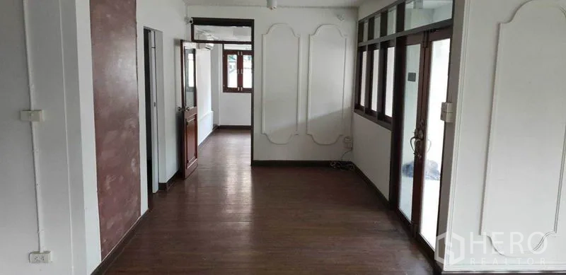 带办公室的家 出租在Chatuchak, Bangkok - 二层走廊，木地板与玻璃隔断，多扇房门。