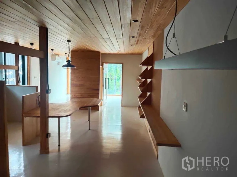 办公空间 出租在Khlong Toei, Bangkok - 开放式办公室，木质天花与内置书架，定制工作台与吊灯，大窗采光。