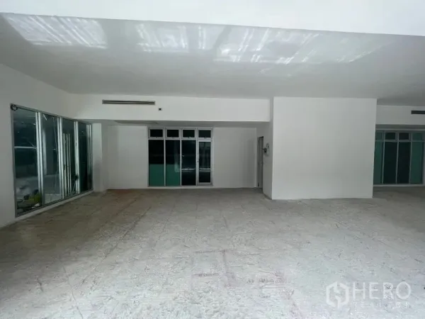 零售空间 出租 - 宽敞的白墙室内，大窗与吊顶中央空调出风口