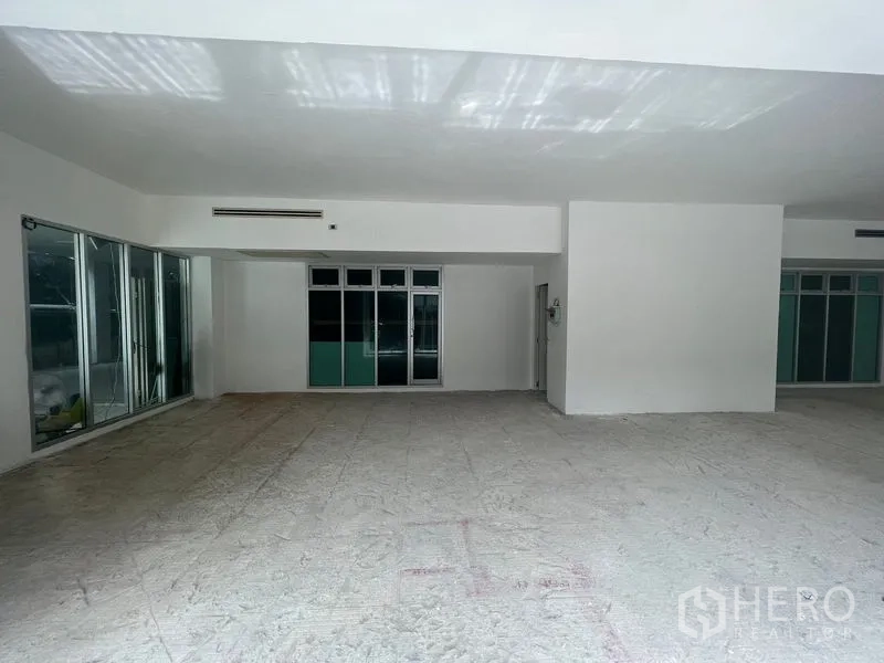 零售空间 出租 - 宽敞的白墙室内，大窗与吊顶中央空调出风口