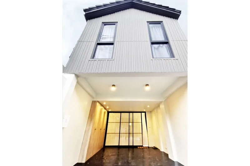 联排别墅 出租在Khlong Toei, Bangkok - 现代两层联排别墅外立面，山墙屋顶、竖向双窗与带顶车位。