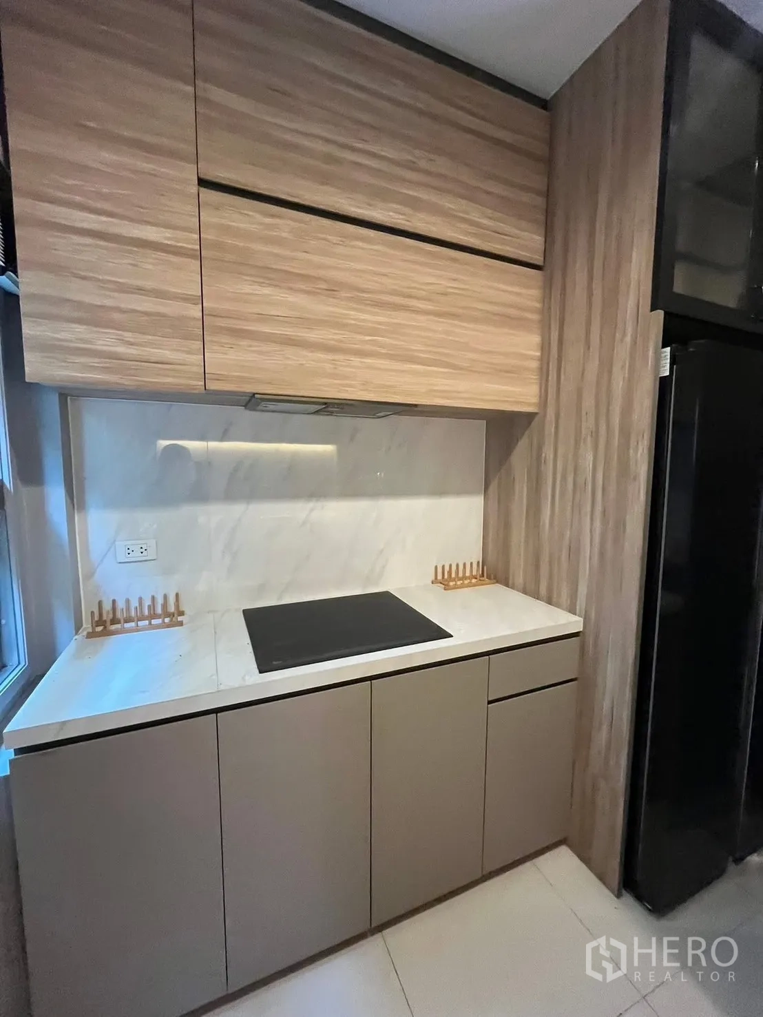 独栋房屋 for rent or sale in Bueng Kum, Bangkok - 现代紧凑厨房，电磁炉、大理石背板与柜体。