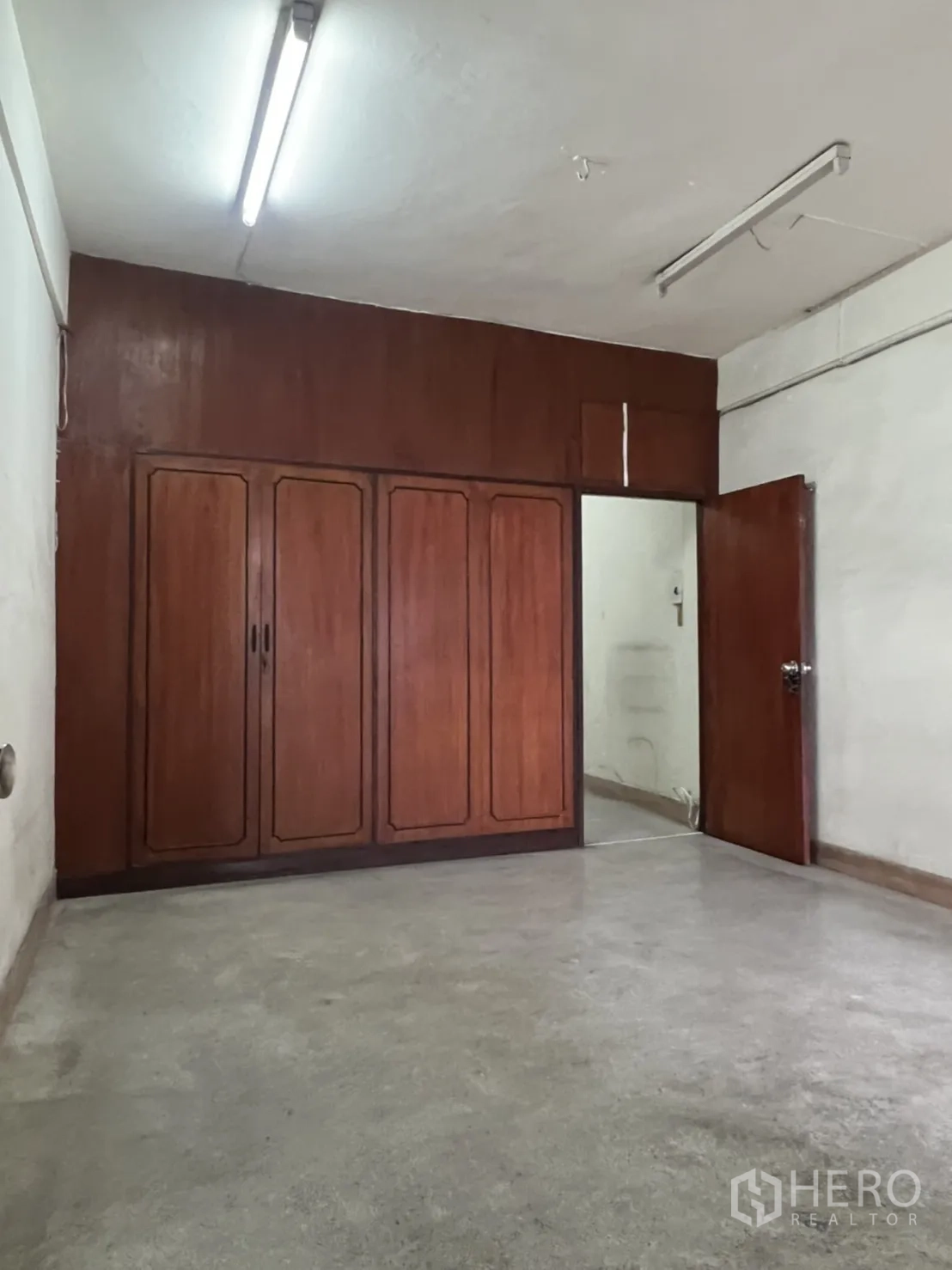 店屋 出租在Watthana, Bangkok - 房间内置木质衣柜与日光灯。