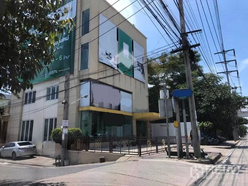 สำนักงานที่บ้าน ให้เช่าในMin Buri, Bangkok - อาคารพาณิชย์ 3 ชั้นทำเลหัวมุม มีลานจอดรถรั้วรอบและติดถนนใหญ่