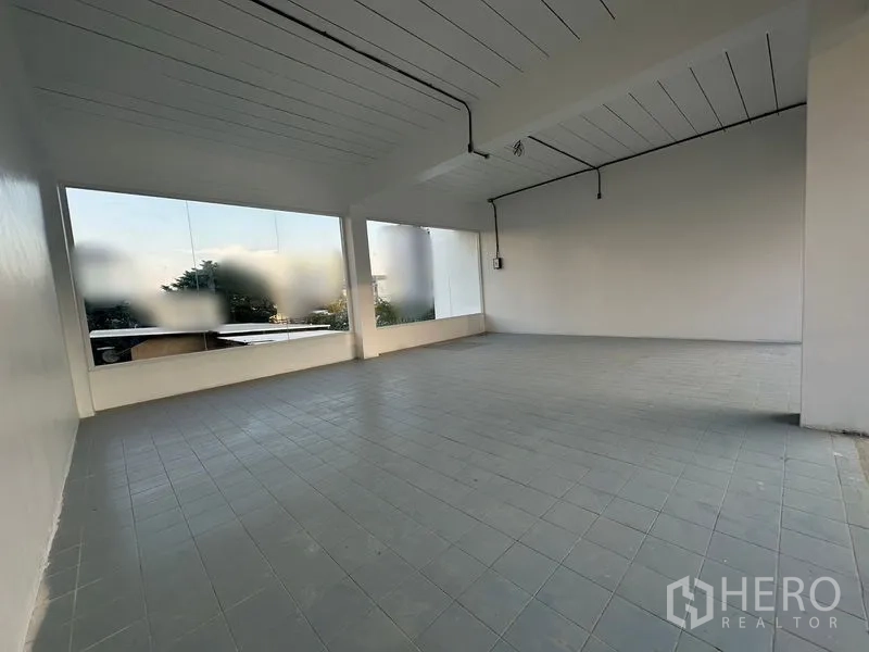 พื้นที่ขายปลีก ให้เช่า - ภายในร้าน 48 ตร.ม. โปร่งสว่าง กระจกบานกว้าง เดินสายไฟลอย และผังห้องแบบเปิดโล่ง