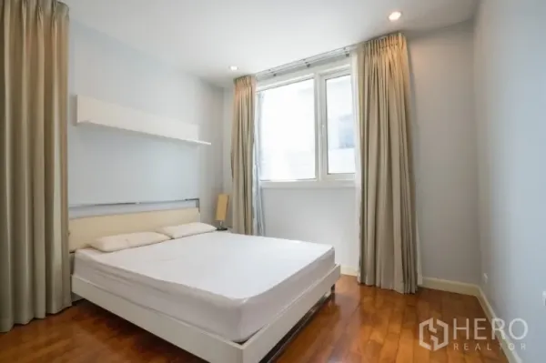 คอนโด ให้เช่าหรือขายในKhlong Toei, Bangkok - ห้องนอนที่สองเตียงคู่ ผ้าม่านสูง โทนสีอ่อน